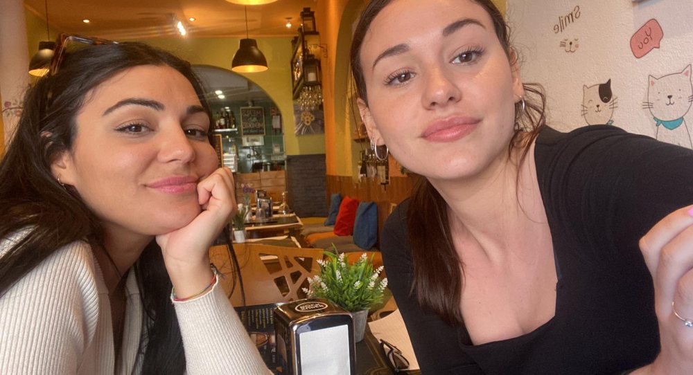 Andrea y Elena en una cafetería
