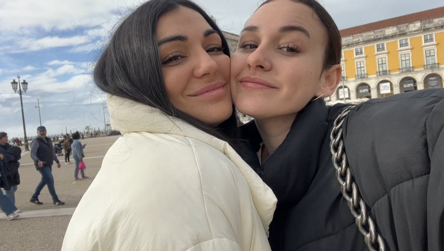 Andrea y Elena de viaje en Lisboa
